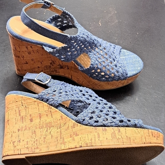 Mudd Blue Perforated Cork Wedge Sandal    Size 8.5 - Picture 1 of 13